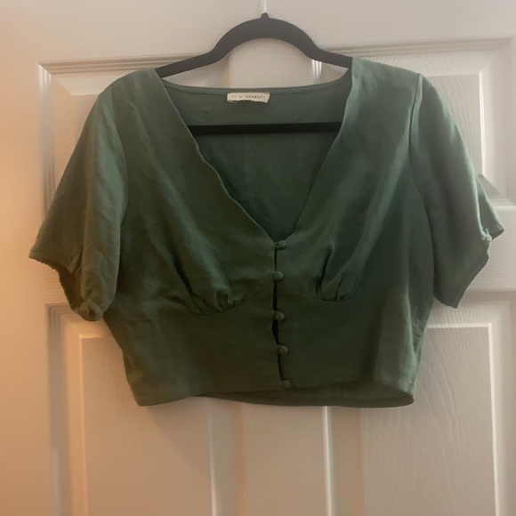Cropped Blouse with Button details. - Picture 3 of 3